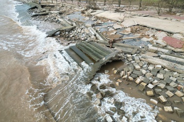 Cảnh tan hoang như "bom cày xới" tại bờ kè khu du lịch sinh thái Rạng Đông