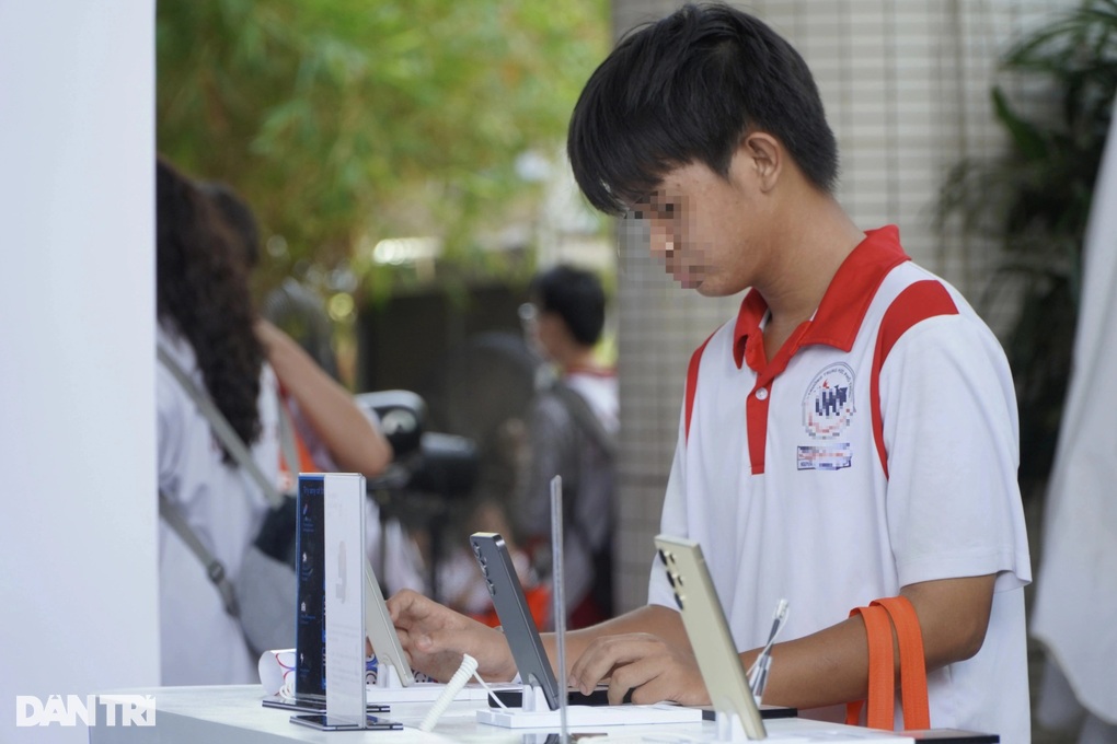 Một trường học ở TPHCM cấm học sinh sử dụng điện thoại cả giờ giải lao - 2 Một trường học ở TPHCM cấm học sinh sử dụng điện thoại cả giờ giải lao - 2