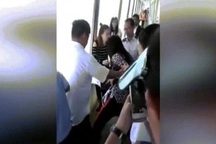 Rơi điện thoại xuống hồ sâu, cô gái như "mất trí" đòi nhảy xuống cứu