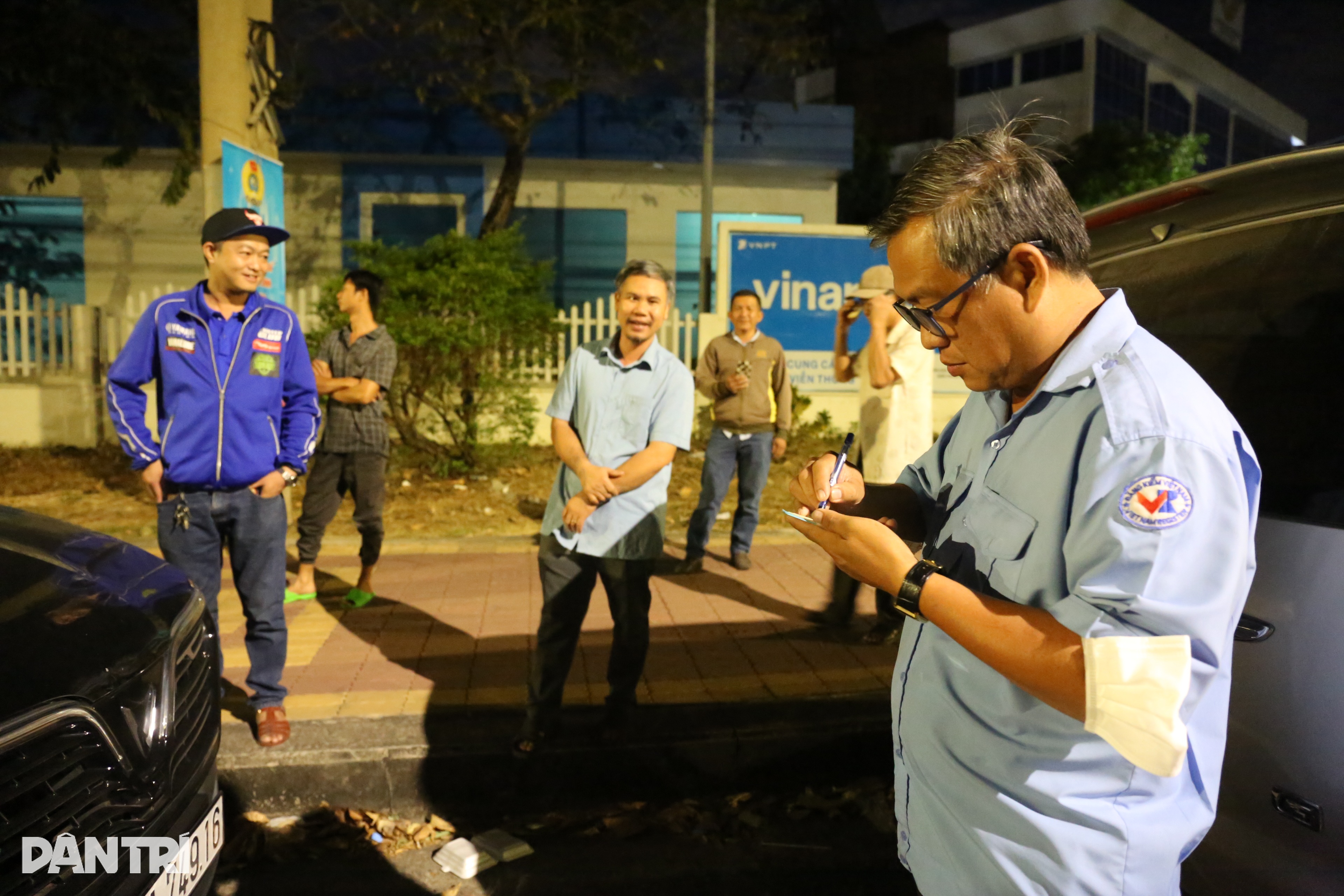 Tài xế trắng đêm mắc võng, ngủ trên xe đợi đăng kiểm - 11 Tài xế trắng đêm mắc võng, ngủ trên xe đợi đăng kiểm - 11