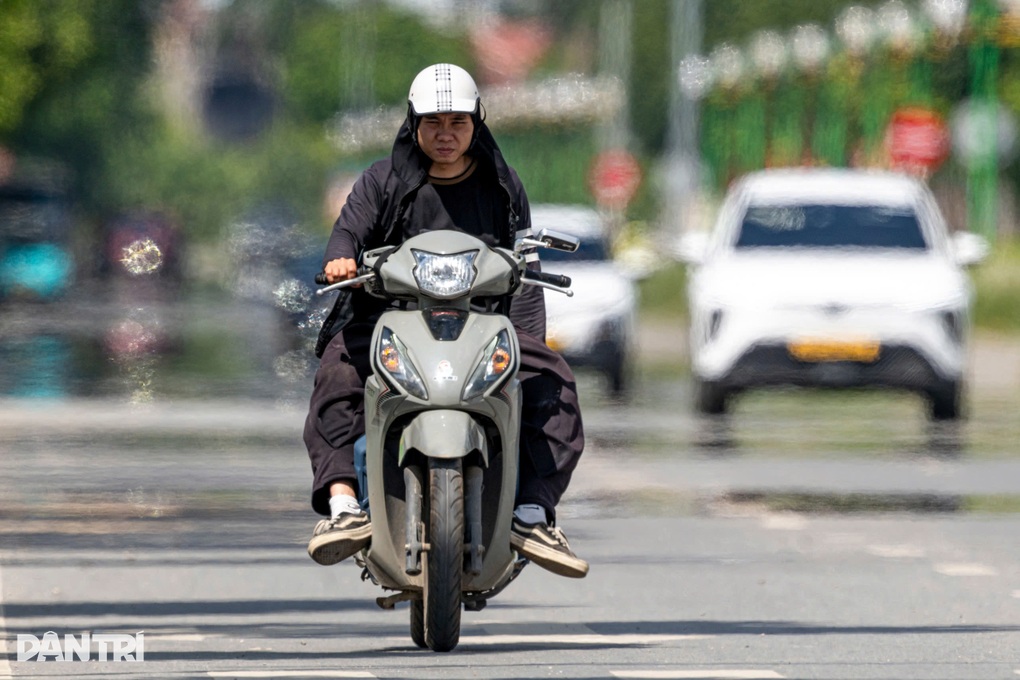 Bỏng da sau cuốc xe đi làm dưới cái nóng như lò than của Hà Nội - 1 Bỏng da sau cuốc xe đi làm dưới cái nóng như lò than của Hà Nội - 1