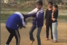 Nữ sinh lớp 7 bị đánh hội đồng, lột quần áo quay clip