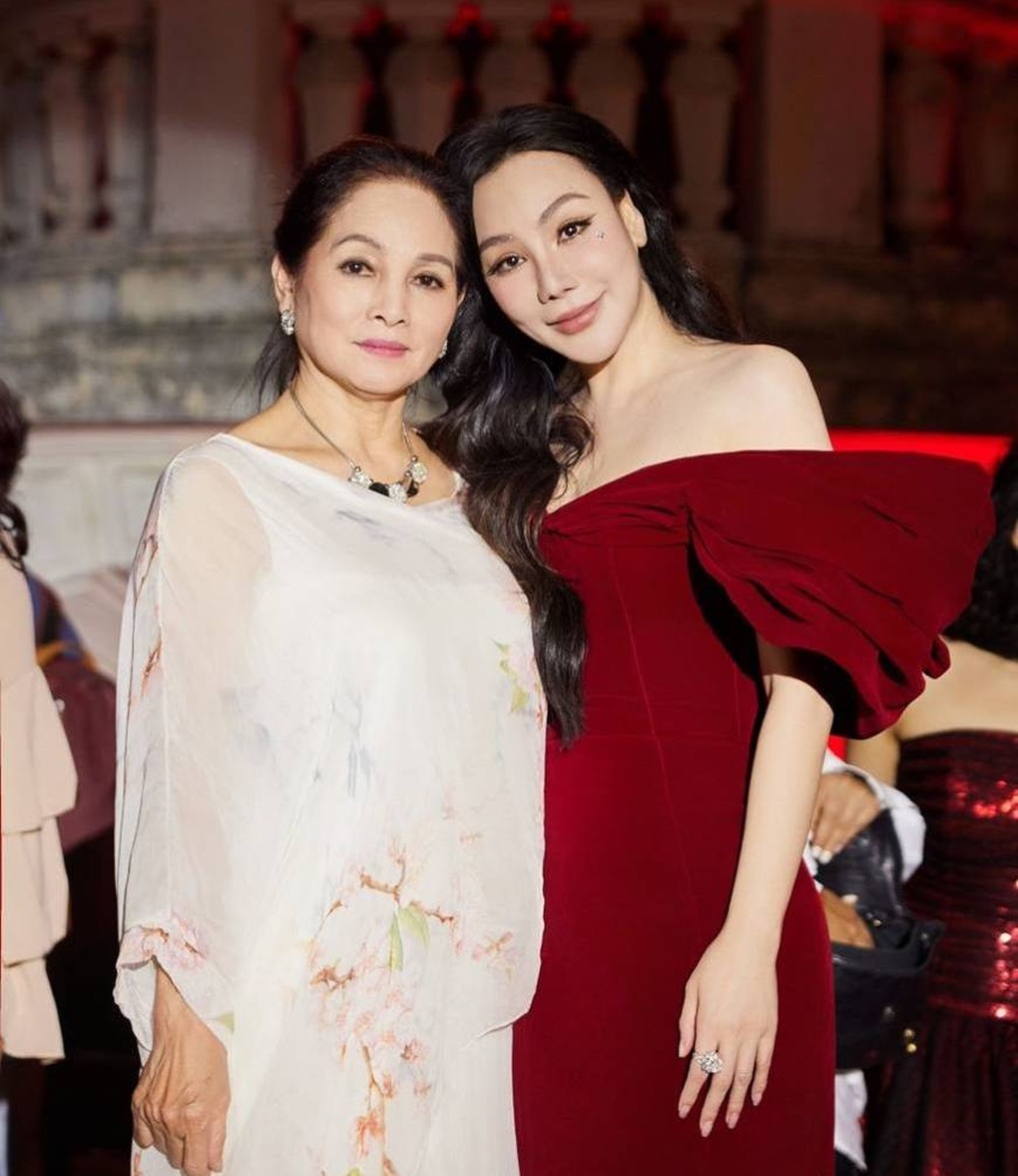 NSND Hà Thủy nói về danh xưng phù thủy âm nhạc, kể về Hồ Quỳnh Hương - 1 NSND Hà Thủy nói về danh xưng phù thủy âm nhạc, kể về Hồ Quỳnh Hương - 1