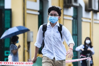 Thí sinh Hà Nội làm bài thi ngữ văn, ngoại ngữ trong thời tiết mát mẻ