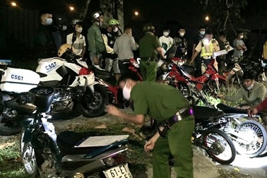 Hàng chục "quái xế" đua xe náo loạn khu dân cư