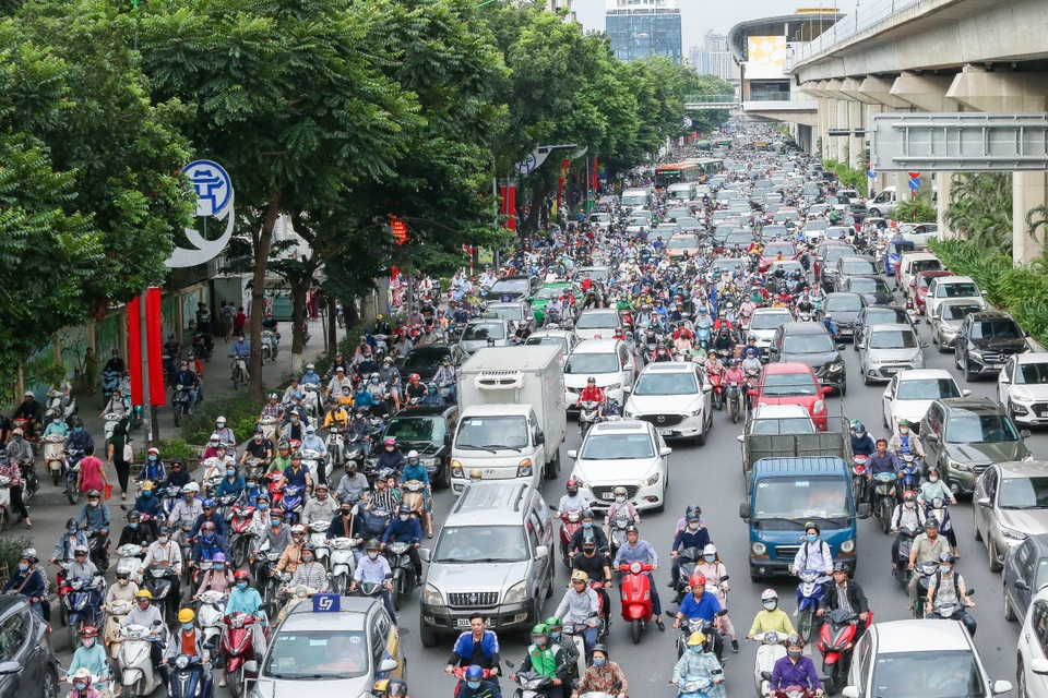 Hà Nội đón đợt gió lạnh đầu mùa, người dân mặc áo ấm ra đường - 1 Hà Nội đón đợt gió lạnh đầu mùa, người dân mặc áo ấm ra đường - 1