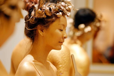 Báo Anh đăng tải bộ ảnh chụp bên trong khách sạn dát vàng ở Hà Nội