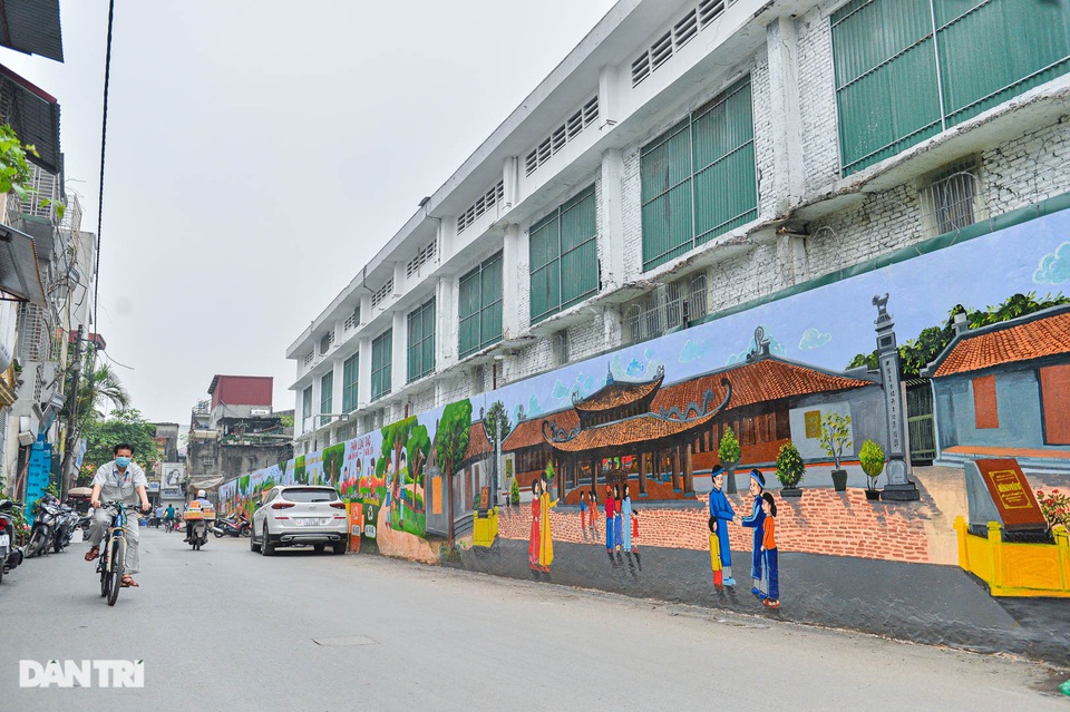 Hình ảnh khác lạ của bức tường Công ty Rạng Đông 2 năm sau vụ cháy - 2 Hình ảnh khác lạ của bức tường Công ty Rạng Đông 2 năm sau vụ cháy - 2