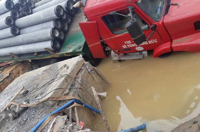 Chiếc container gặp nạn khi bị sa xuống nơi vỡ ống nước.