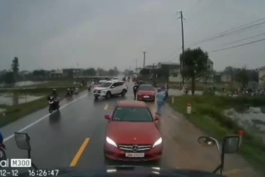 Đi đón con, tài xế Mercedes-Benz dừng đỗ giữa đường ngược chiều