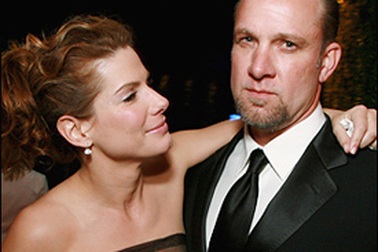 Jesse James đau buồn khi chứng kiến vợ nuôi con một mình