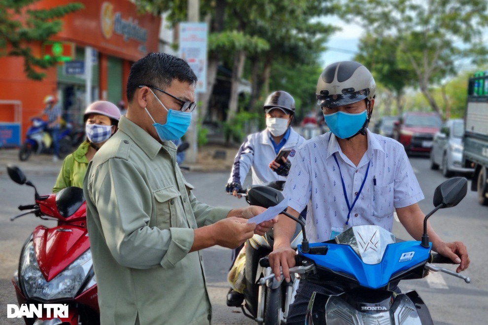 Bí thư Đà Nẵng đến chợ Hàn thăm hỏi bà con vùng xanh - 6 Bí thư Đà Nẵng đến chợ Hàn thăm hỏi bà con vùng xanh - 6