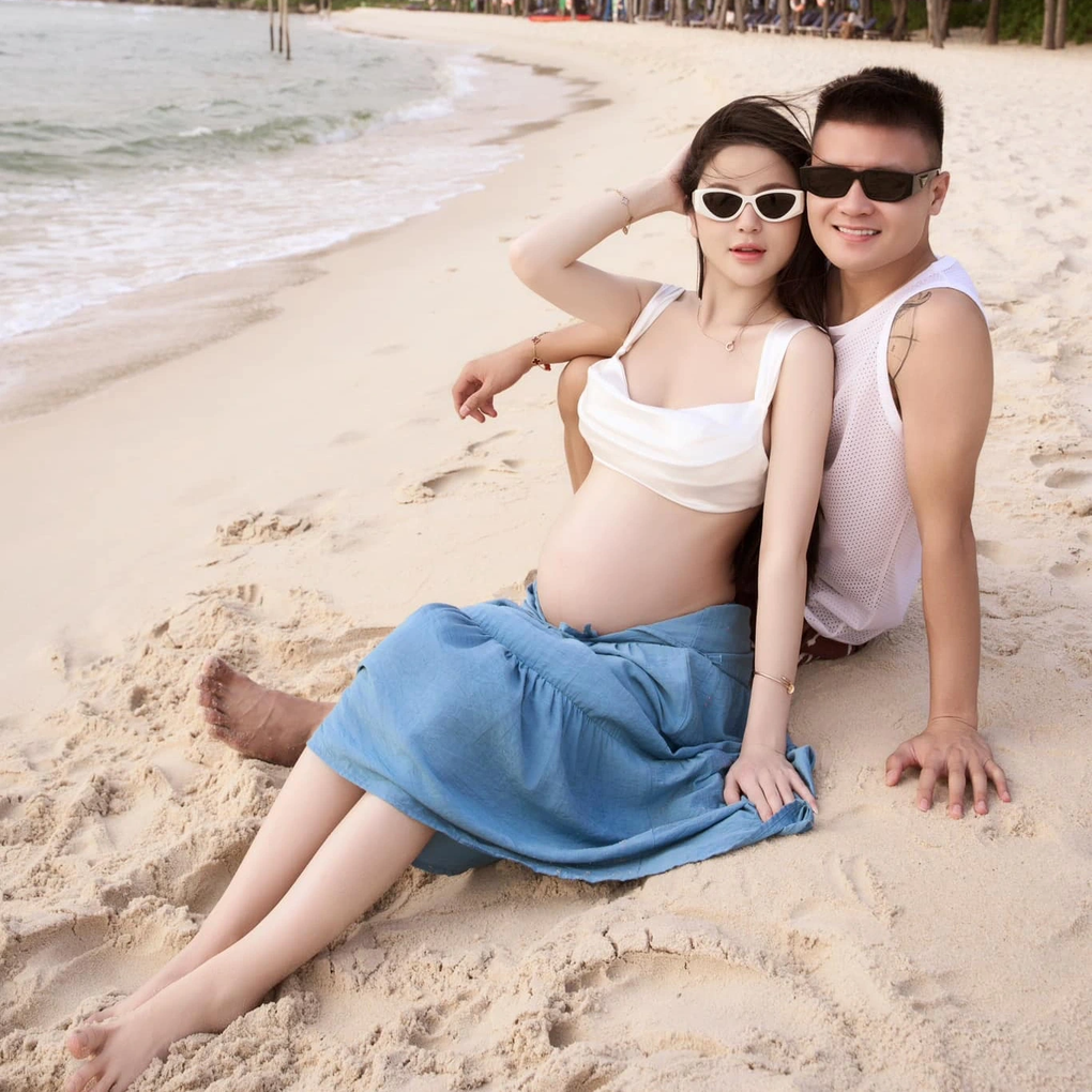 Dù đang mang bầu, vợ Quang Hải vẫn tự tin khoe dáng gợi cảm - 6