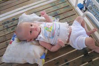 Bé gái thoi thóp từng ngày nương nhờ cửa Phật