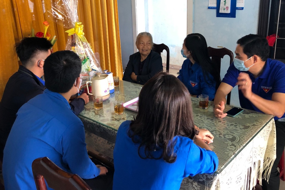 Tuổi trẻ Quảng Trị thăm hỏi, tặng quà các Bà mẹ Việt Nam anh hùng - 1 Tuổi trẻ Quảng Trị thăm hỏi, tặng quà các Bà mẹ Việt Nam anh hùng - 1