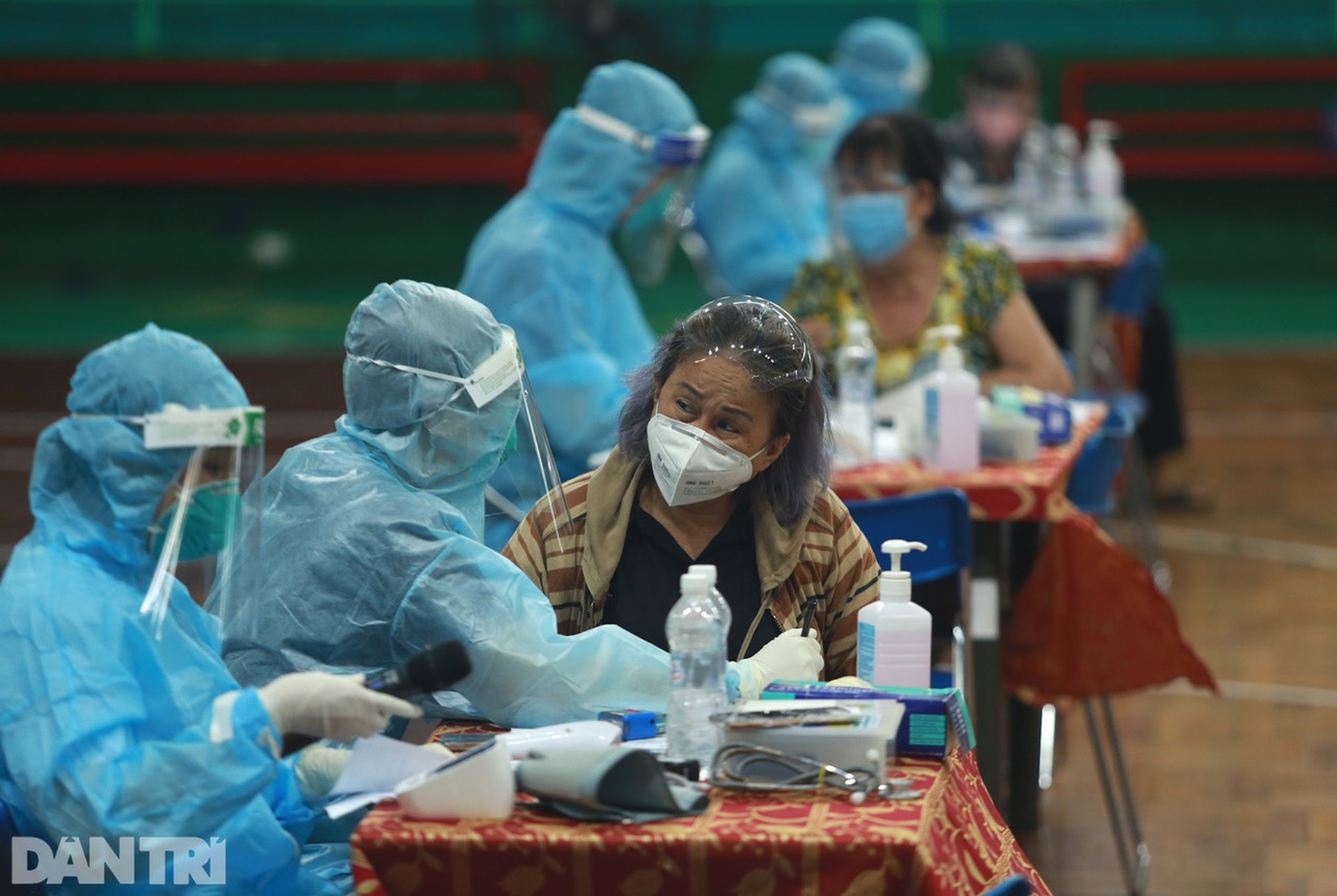 Người dân TPHCM đội mưa lớn đi tiêm vắc xin ngừa Covid-19 đợt 5 - 12 Người dân TPHCM đội mưa lớn đi tiêm vắc xin ngừa Covid-19 đợt 5 - 12