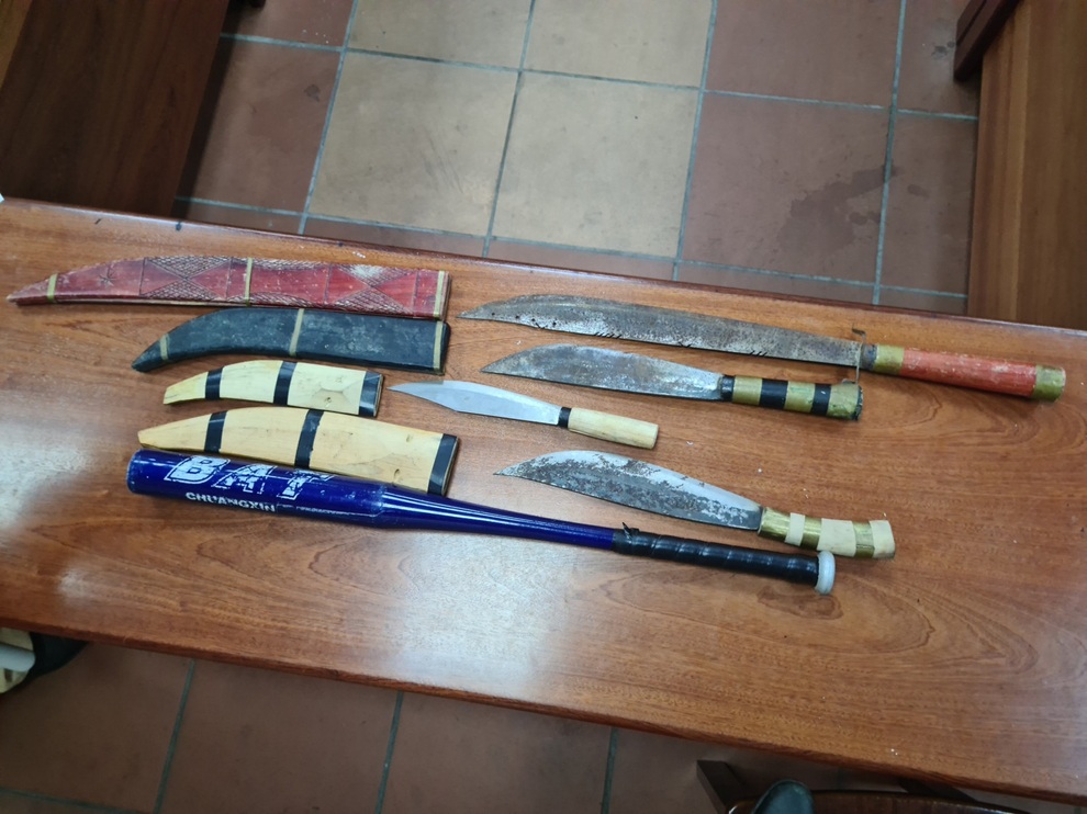 Kiểm tra xe ô tô chạy quá tốc độ, công an phát hiện nhiều hung khí - 2