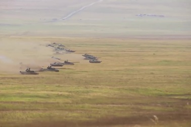 Video xe tăng Nga ồ ạt khai hỏa trong tập trận lịch sử