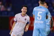 Trọng tài gây tranh cãi, đội bóng của HLV Huỳnh Đức vẫn lên ngôi đầu bảng