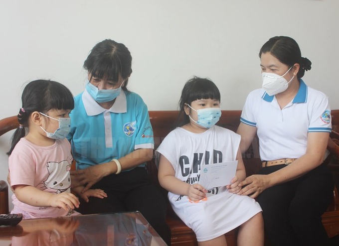 Chương trình đã trao 50 phần quà trị giá 50 triệu đồng cho Hội LHPN huyện Nhà Bè để tặng cho trẻ em có hoàn cảnh khó do ảnh hưởng của dịch bệnh trên địa bàn huyện Nhà Bè.