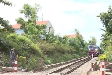 Vụ tàu hỏa dừng khẩn cấp: Kỷ luật nữ nhân viên gác chắn đau bụng