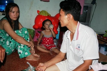 Bé 3 tuổi bị bảo mẫu bạo hành: Công nhân nghèo biết gửi con ở đâu?