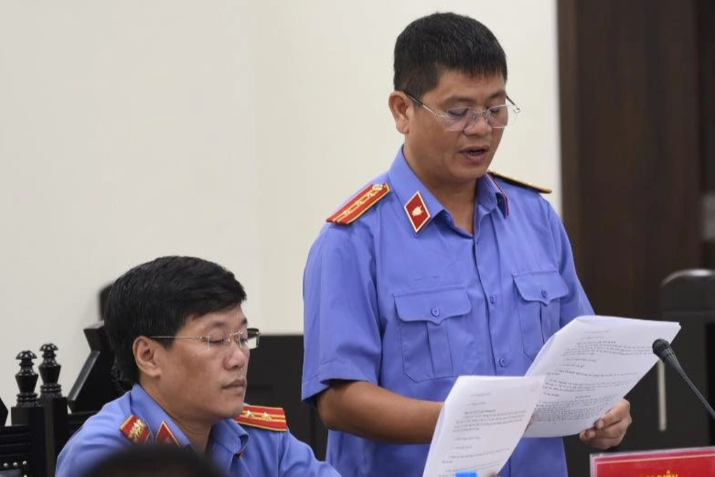 Xét xử vụ bé gái bị đóng đinh: VKS đề nghị điều tra vai trò người mẹ - 1