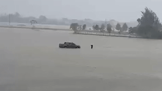 पानी में तैरते हुए एक पिकअप ट्रक गाइड का दिल दहला देने वाला दृश्य - 1 Thót tim cảnh người dẫn đường cho xe bán tải bơi qua biển nước - 1