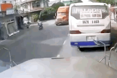 Tai nạn kinh hoàng khi hai xe công-ten-nơ đối đầu