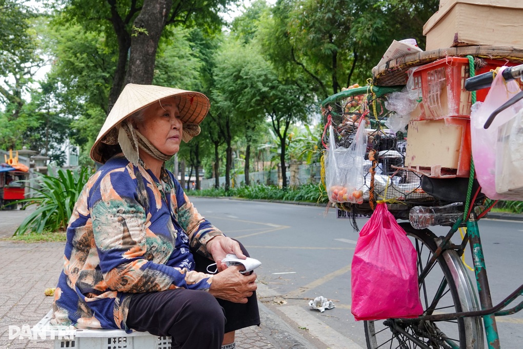 Nước mắt bà cụ 25 năm vào TPHCM vẫn chưa dư nổi 100 triệu đồng - 2