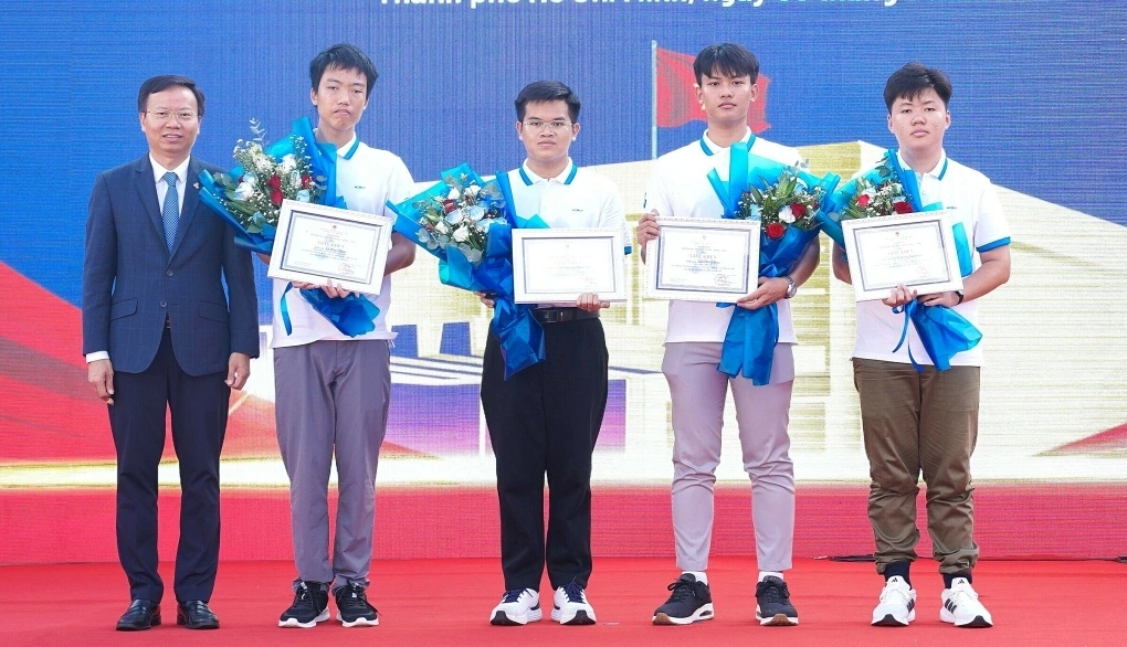 호치민시 공과대학교 수석 졸업생 4명이 완벽한 점수를 받는 방법을 공유합니다 - 1 4 thủ khoa ĐH Bách khoa TPHCM chia sẻ cách đạt điểm tuyệt đối - 1