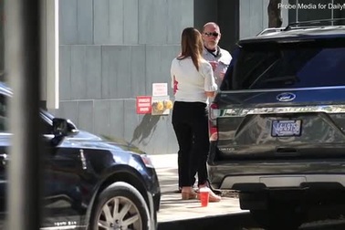 Melinda Gates cùng con gái đi tới tiệm spa trước lễ cưới