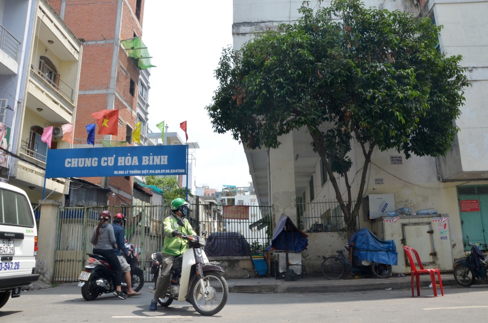 Phong tỏa chung cư nơi phát hiện ca Covid số 48 - 2 Phong tỏa chung cư nơi phát hiện ca Covid số 48 - 2