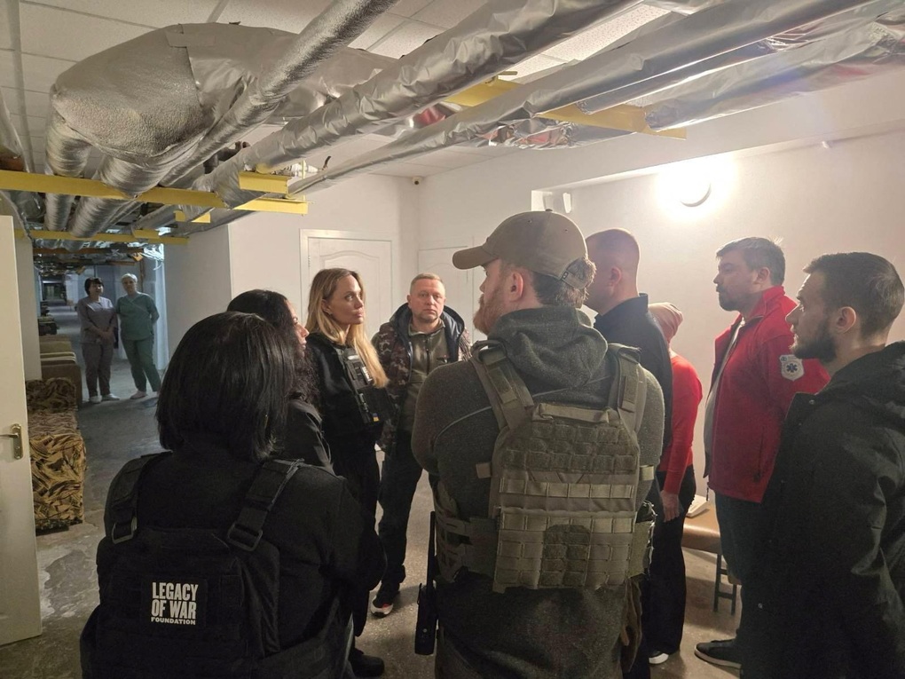 Sự cố hy hữu trong chuyến thăm của Angelina Jolie tới vùng chiến sự Ukraine - 1 Sự cố hy hữu trong chuyến thăm của Angelina Jolie tới vùng chiến sự Ukraine - 1