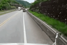 Xe khách dừng giữa đường cao tốc khiến xe container hối hả còi và phanh