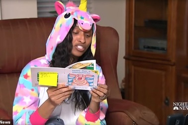 Mỹ: Cô hiệu trưởng lên facebook live kể chuyện đều đặn hàng tuần cho học sinh