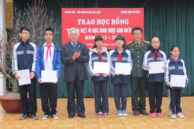 Ngân hàng Bản Việt trao 10 suất học bổng đến các học sinh nghèo vượt khó