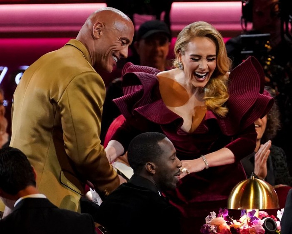 The moment Adele shook hands and happily met her idol caused a stir on social networks - 6