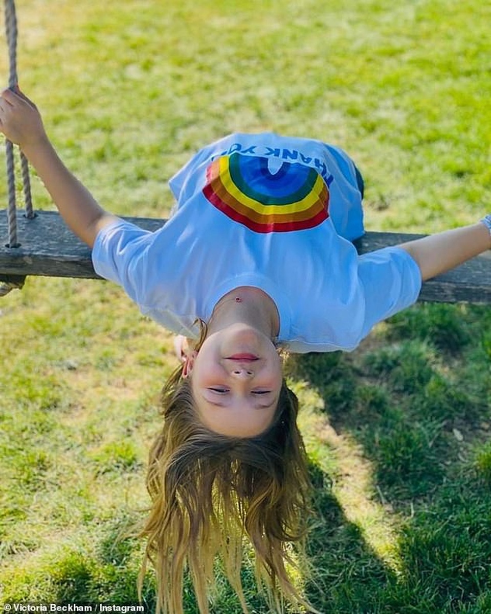 Cuộc sống cách ly tĩnh lặng, vui thú điền viên của gia đình Beckham - 3 Cuộc sống cách ly tĩnh lặng, vui thú điền viên của gia đình Beckham - 3