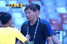 HLV Kim Sang Sik nổi giận với trọng tài và bị trừng phạt