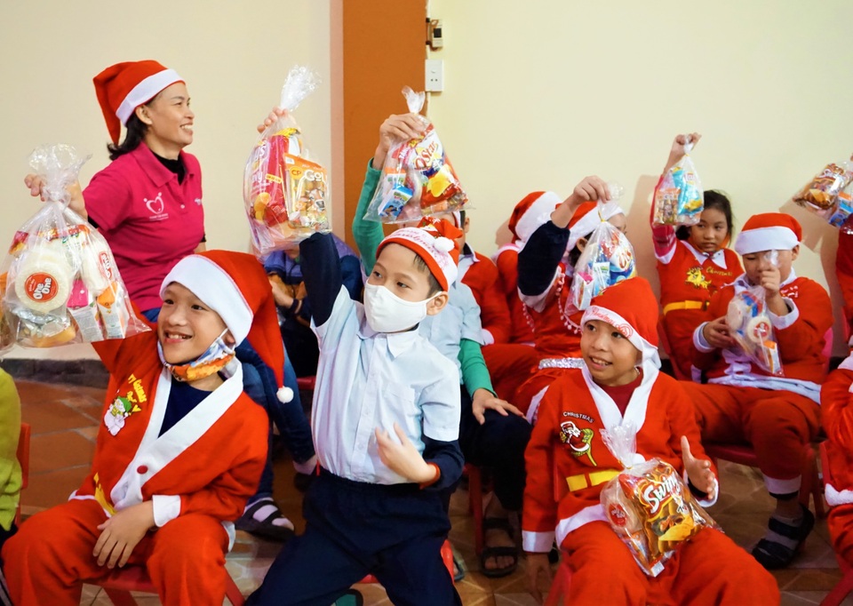 Mang Giáng sinh đến với những đứa trẻ đặc biệt - 2 Mang Giáng sinh đến với những đứa trẻ đặc biệt - 2