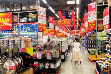 Nhiều siêu thị tấp nập dịp nghỉ lễ, lượng hàng hóa tăng 200%