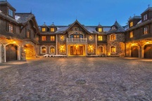 Vẻ lộng lẫy “khó cưỡng” của dinh thự ven hồ giá 1.605 tỷ đồng