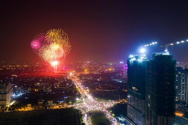 Muôn kiểu ngắm pháo hoa của dân Hà thành