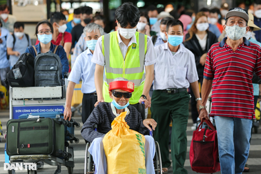 Sân bay Tân Sơn Nhất dự kiến đông kỷ lục và thiếu taxi dịp Tết Quý Mão