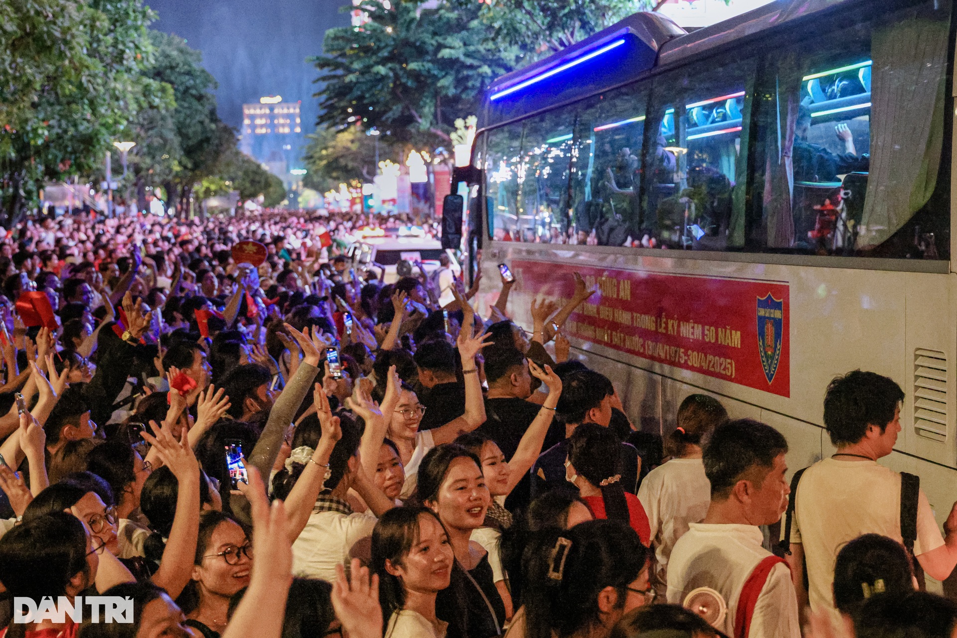 34 kỵ binh diễu hành, giao lưu với người dân trên phố đi bộ Nguyễn Huệ - 14 34 kỵ binh diễu hành, giao lưu với người dân trên phố đi bộ Nguyễn Huệ - 14