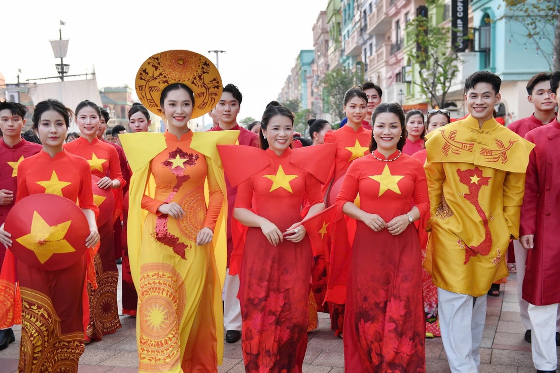 Hoa hậu Nông Thúy Hằng trình diễn áo dài lấy cảm hứng từ dáng hình đất nước