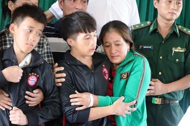 Em gái đau đớn rồi tử vong khi biết tin anh trai mất tích trên biển