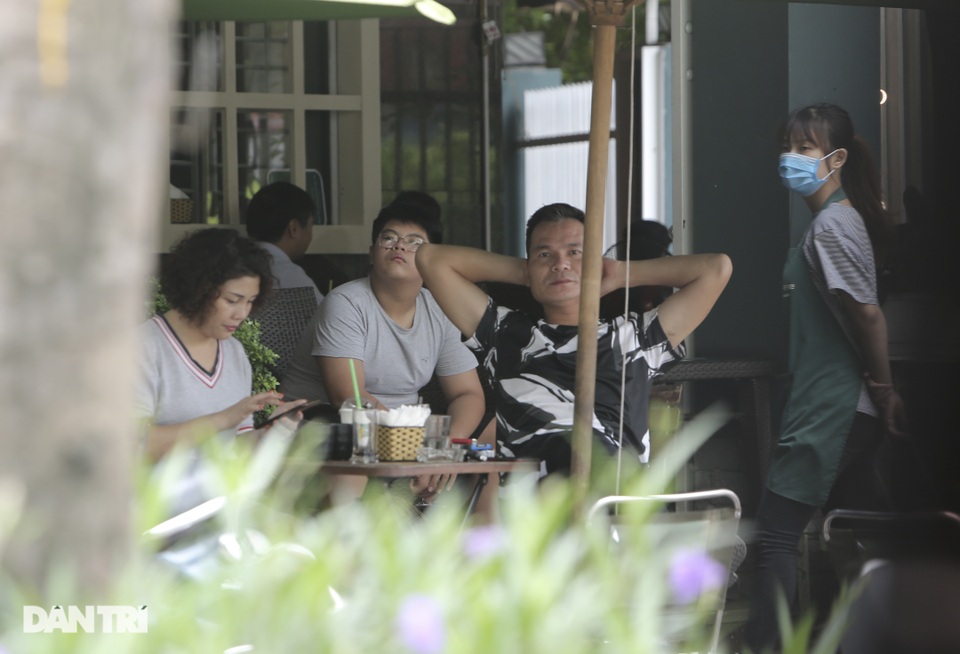 Nhiều người Hà Nội vẫn quá thờ ơ với dịch bệnh Covid-19 - 12 Nhiều người Hà Nội vẫn quá thờ ơ với dịch bệnh Covid-19 - 12
