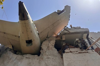 Hiện trường thảm kịch rơi máy bay chở 242 người ở Ấn Độ